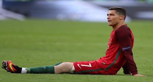 مدرب البرتغال مدافعاً عن رونالدو: لست متساهلاً معه